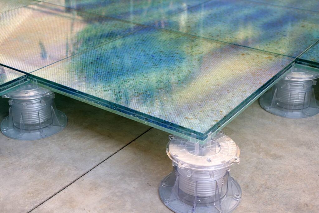 Transparent Buzon Pedestal with Glass Pavers