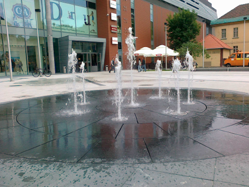Buzon Pedestals Water Feature with Natural Stone